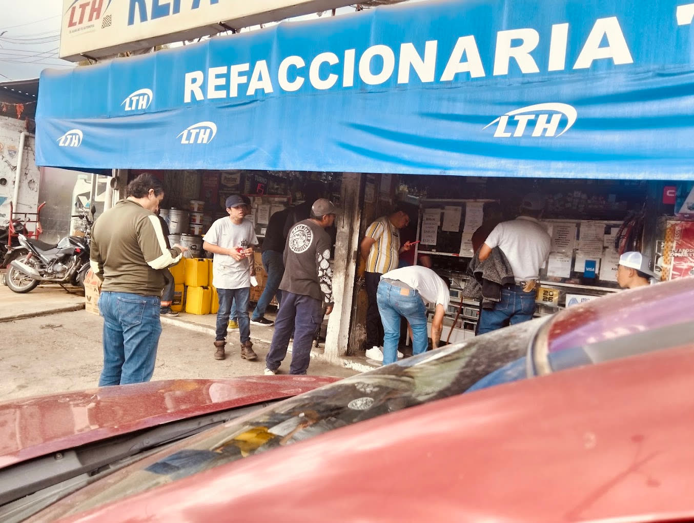 Fachada de Refaccionaria Carina con su toldo azul