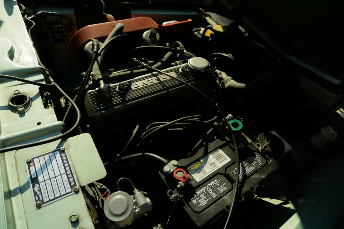 Batería en el compartimento del motor